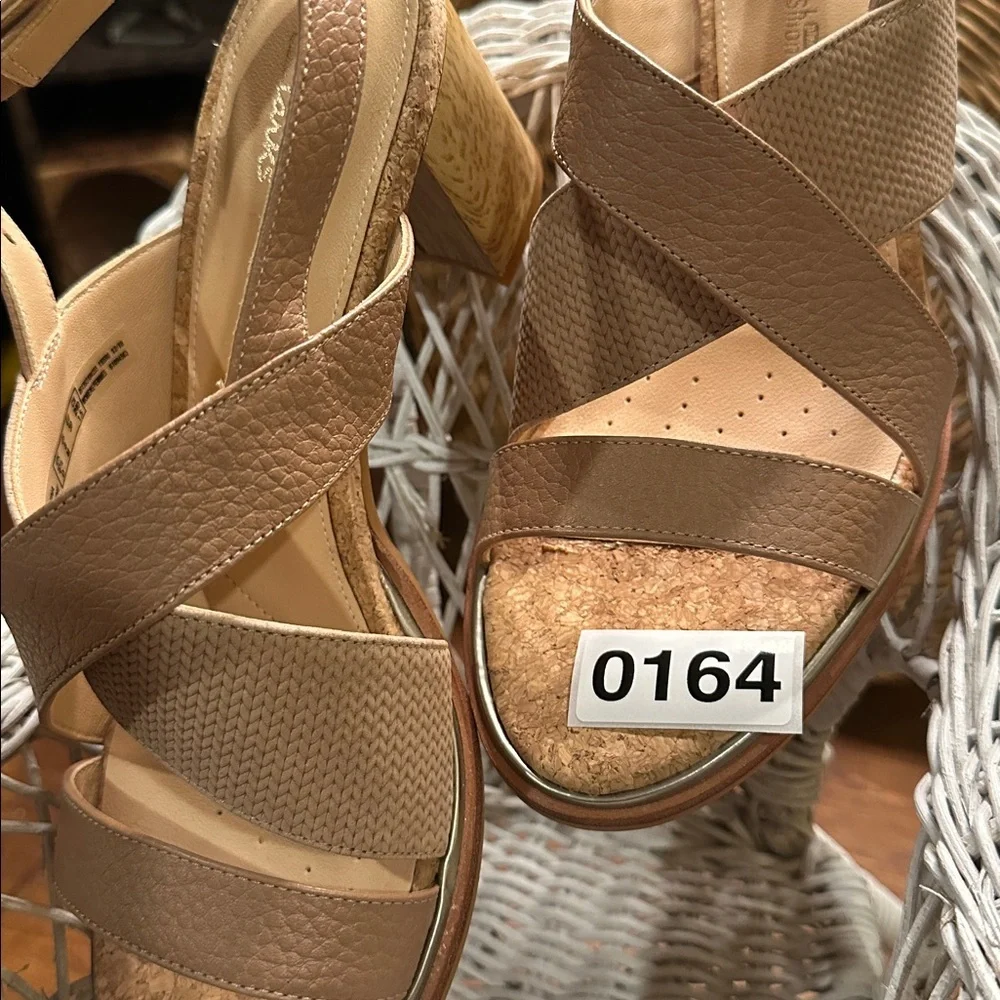 Clarks Women's Beige and Brown Sandals - Picture 10 of 10